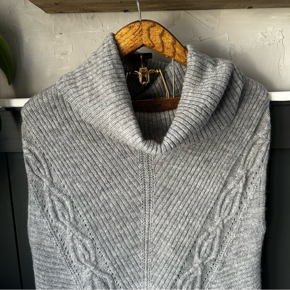 NEW White House Black Market Women’s S Cowl Neck Sleeveless‎ Sweater Light Grey - Picture 3 of 11